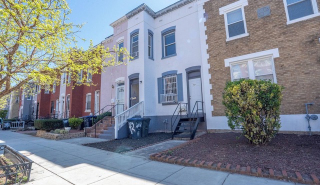 Charming 2-bedroom rowhome with WiFi, AC in Downtown Washington