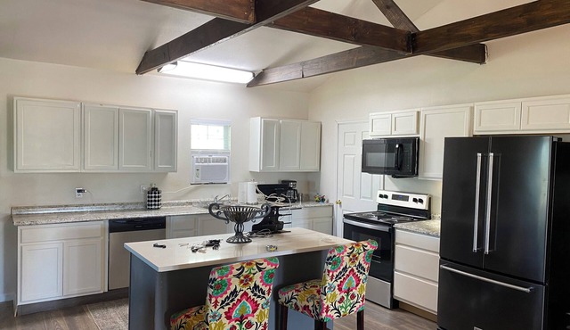 Charming 2-bedroom Ranch House between Bowie and Nocona, with WiFi, AC!