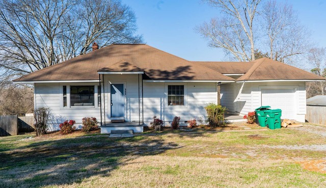 Charming 2 Bedroom Retreat in Prime Location!