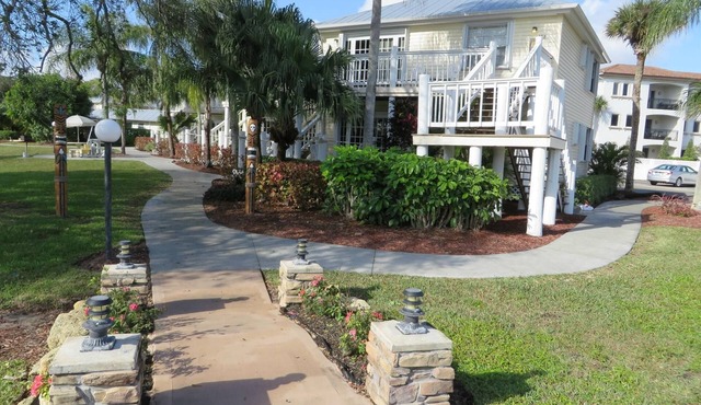 Charming 2-bedroom resort with AC, WiFi in beautiful, popular Sebastian, Florida