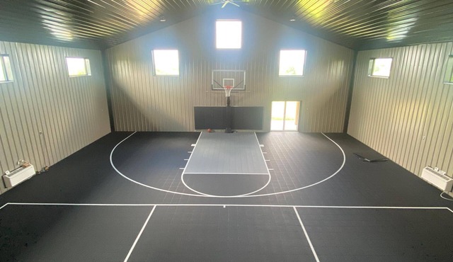 Charming 2-bedroom Rec Center with basketball court in terrific Albany, MO.