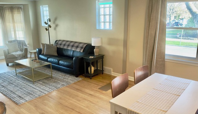 Charming 2-bedroom residence in Jefferson Park, Chicago!