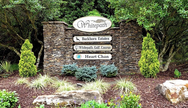 Charming 2-bedroom resort, Amazing mountain view with pool and golf access