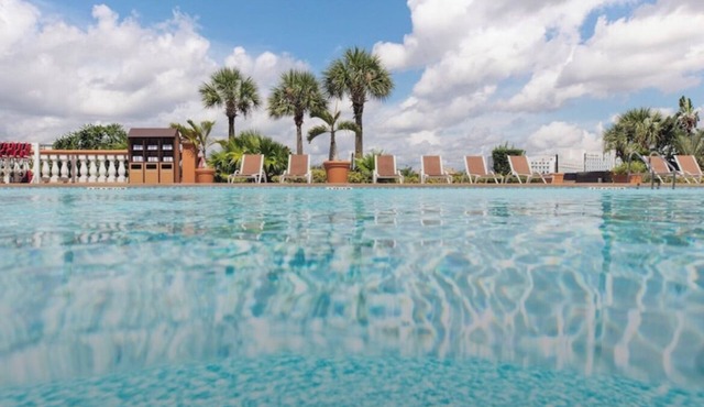 Charming 2-bedroom resort with AC, WiFi in delightful Orlando