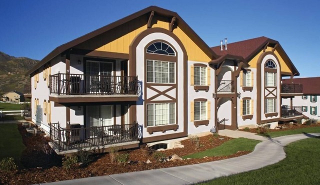 Charming 2-bedroom resort in lovely Midway with gym, indoor pool and more.