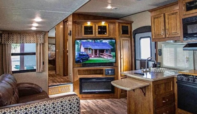 Charming 2-bedroom RV with AC, WiFi in vibrant Waco, choose resort location