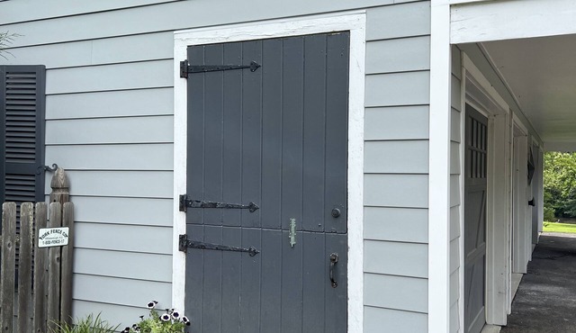 Charming 2-bedroom second floor of a barn in wonderful Princeton with WiFi, AC,