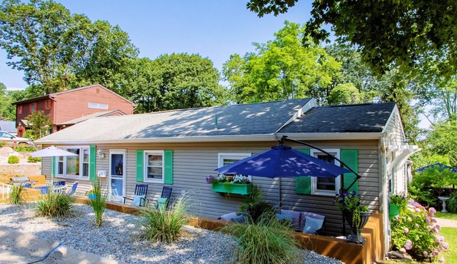 Charming 2-bedroom shore cottage with free parking