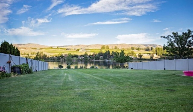 Charming 2-bedroom shop house on the beautiful Columbia River