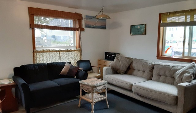 Charming 2-bedroom summer cottage in amazing Sunset Bay, Irving with AC