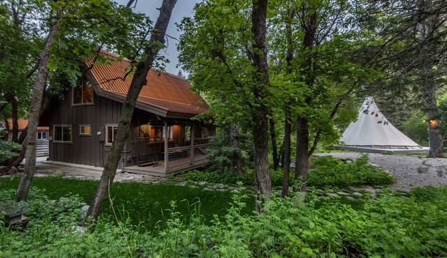 CHARMING 2 BEDROOM SUNDANCE COTTAGE, HOT TUB, WOOD BURNING FIREPLACE