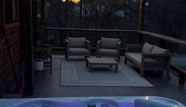 Charming 2-bedroom tiny cabin hot tub camp fire