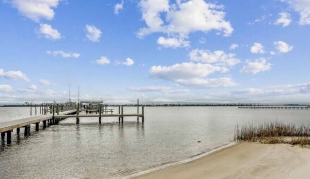 Charming 2-bedroom townhome with sound access, pool and grill
