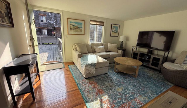 Charming 2-bedroom townhouse in Oak Bluffs with WiFi, AC