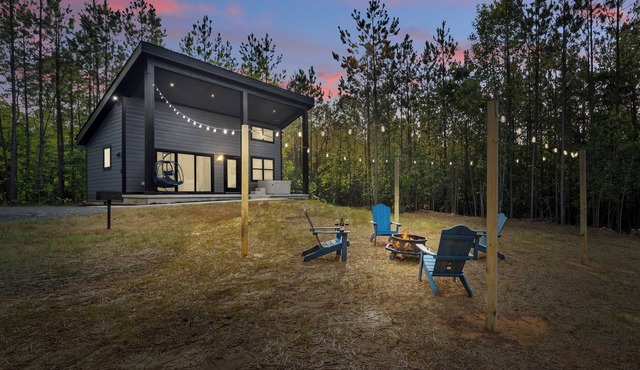 Charming 2-bedroom tiny home with hot tub, fire pit and nearby wineries.
