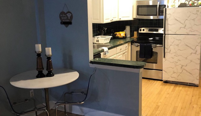 Charming 2-bedroom townhome in Baltimore with WiFi and AC