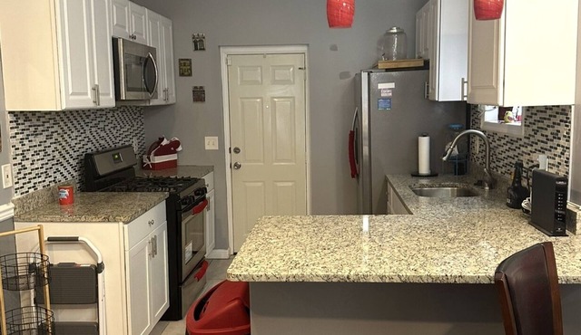 Charming 2-bedroom townhome in Baltimore with WiFi, AC
