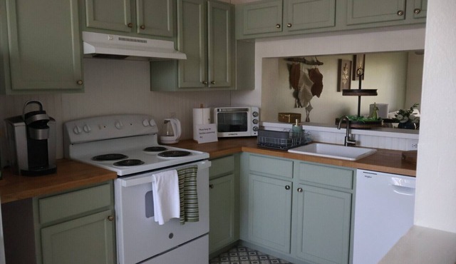 Charming 2-bedroom townhome with water view and resort style pool