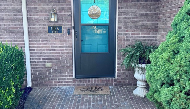 Charming 2-bedroom townhome near downtown Cave City. Child and pet friendly.