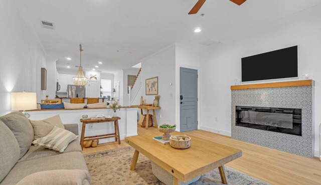Charming 2-bedroom townhome In the Heart of all that Charlotte has to offer.