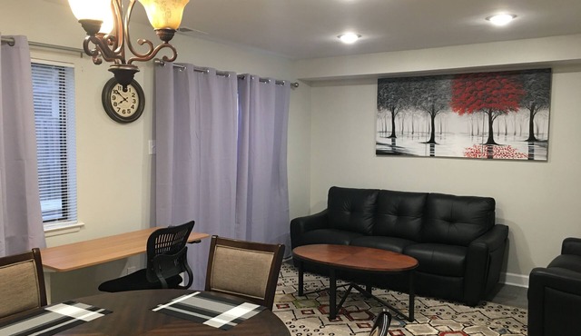 Charming 2-bedroom townhome in marvelous Greenbelt with WiFi, AC