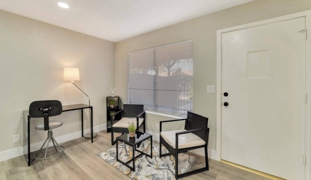 Charming 2-bedroom townhome with WiFi, AC in vibrant Las Vegas
