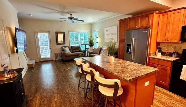 Charming 2-bedroom townhome with AC, WiFi in enjoyable Northport. King Bed
