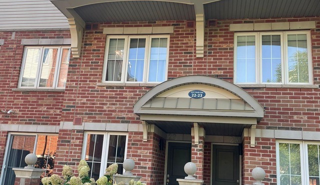 Charming 2-bedroom townhome with AC and WiFi in Oakville