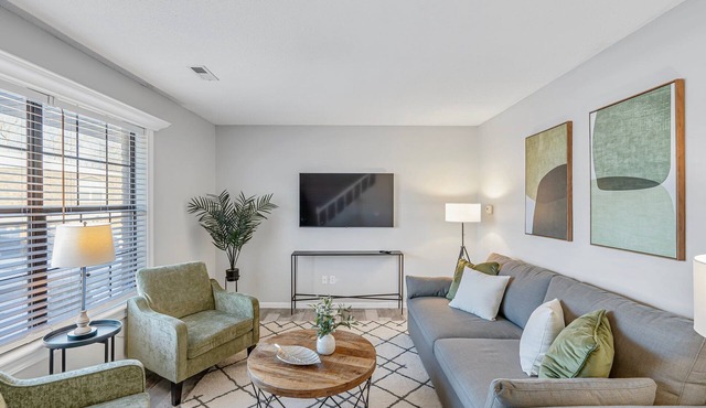 Charming 2-bedroom Townhome- Close Proximity