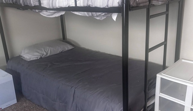 Charming 2-bedroom townhome with WiFi and AC in Columbus and pool