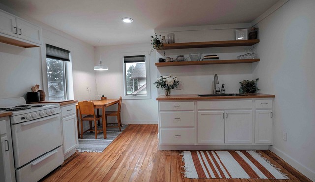 Charming 2-bedroom townhome with WiFi, AC in downtown Orrville