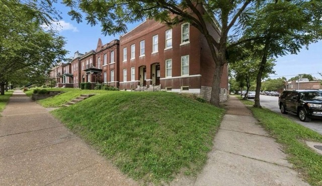 Charming 2-bedroom townhome in superb St. Louis with AC. Travel nurse/long term