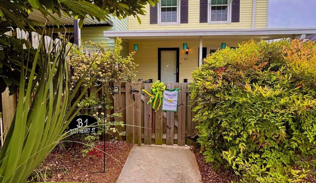 Charming 2-bedroom townhome in Summerville 2 miles from Golf course