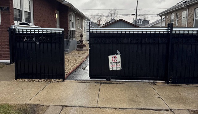 Charming 2-bedroom townhome in brilliant Chicago with WiFi, AC