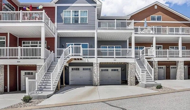 Charming 2-bedroom townhome with a cozy fireplace in the heart of Grafton