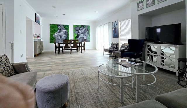 Charming 2-bedroom townhome in energy corridor, FULL of light