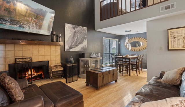 Charming 2-bedroom townhome with WiFi and AC in brilliant Houston