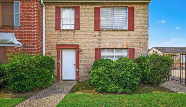 Charming 2-bedroom townhome in the heart Houston. Family-Friendly!