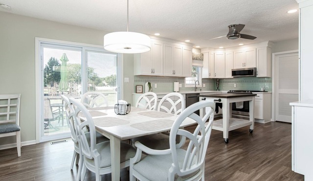 Charming 2-bedroom townhome in delightful Manteo.