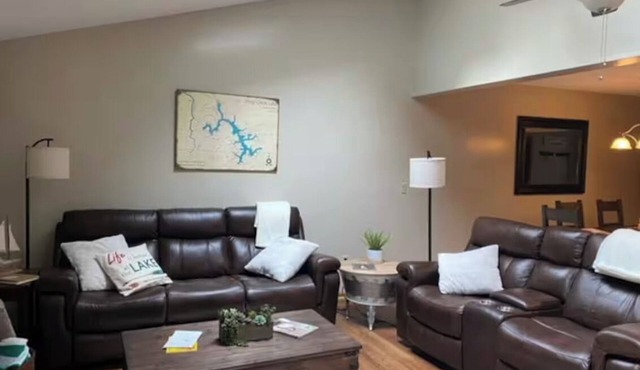 Charming 2-bedroom townhome with Hot Tub and WiFi 1/2 mile from Deep Creek Lake.