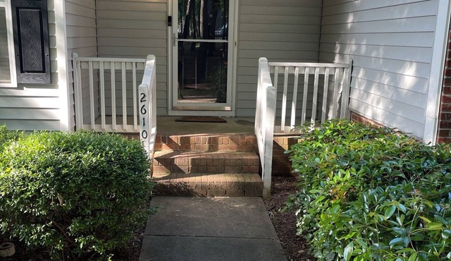 Charming 2-bedroom townhome in wonderful Raleigh with WiFi, AC