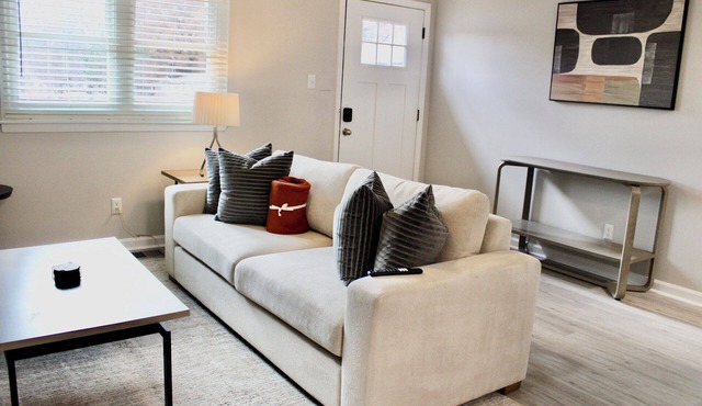 Charming 2-bedroom townhome in Raleigh with AC, WiFi