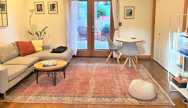 Charming 2-bedroom townhome in Seattle with free parking, patio, office space