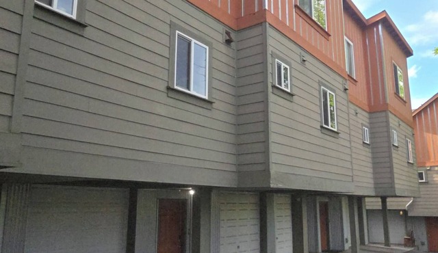 Charming 2-bedroom townhome with WiFi, AC in enchanting Seattle