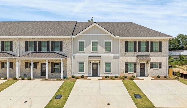 Charming 2-bedroom townhome with WiFi, minutes from Auburn University's campus