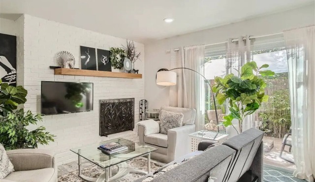 Charming 2-bedroom Townhome Near UT Campus/Rosedale