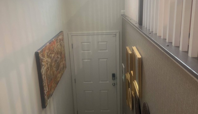 Charming 2-bedroom townhome in Laurel with WiFi and AC