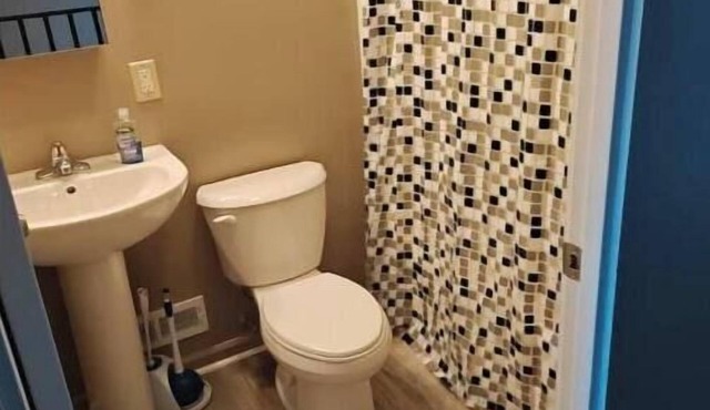 Charming 2-bedroom townhome in Normal with WiFi and AC