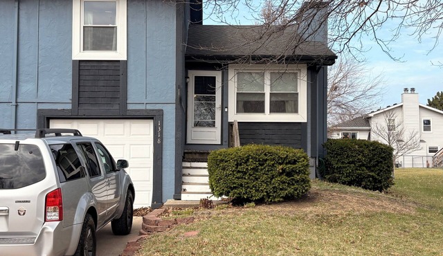 Charming 2-bedroom townhome with AC, minutes from I-35