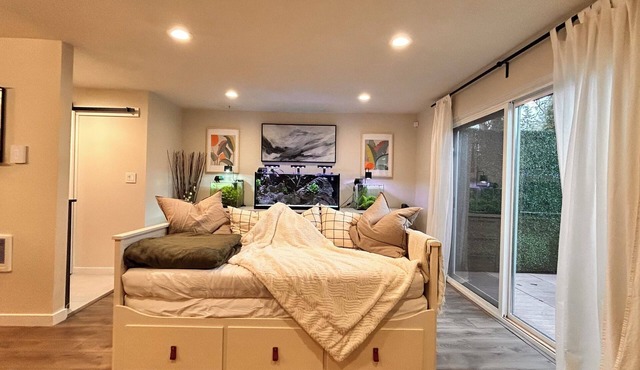 Charming 2-bedroom townhome that sleeps 6 comfortably near SeaTac Intl. Airport